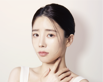전체적인 피부 톤 개선을 원하는 여성 이미지