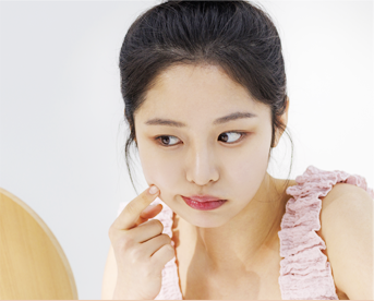 칙칙한 피부를 관리하는 여성 이미지